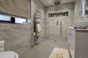 Master En-suite- click for photo gallery